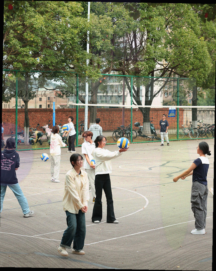 深色场馆入口通道特写，霓虹边界光沿墙面延伸，画面中没有人物